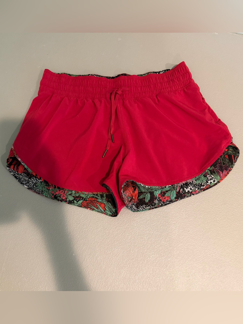 Lululemon Choose A Side Reversible Shorts 3” Women’s 8 Dark Red/Multi- Color